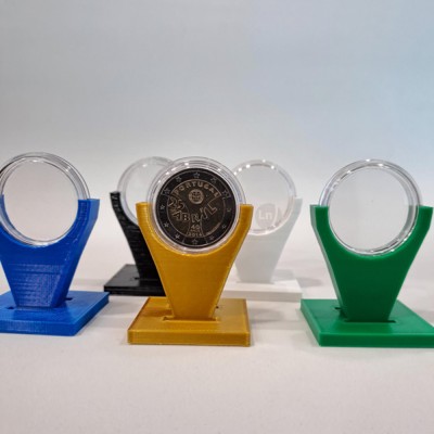 Expositor para todas as moedas de  2 euros  em cápsula temos para todas as moedas a partir de 2€ até 10€ (Disponível em varias cores o preço é para a de 2€ é só o expositor sem moeda ou capsula)